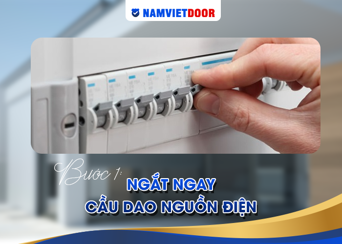 bạn nên lập tức ngắt cầu dao điện ngay khi phát hiện cửa cuốn gặp vấn đề
