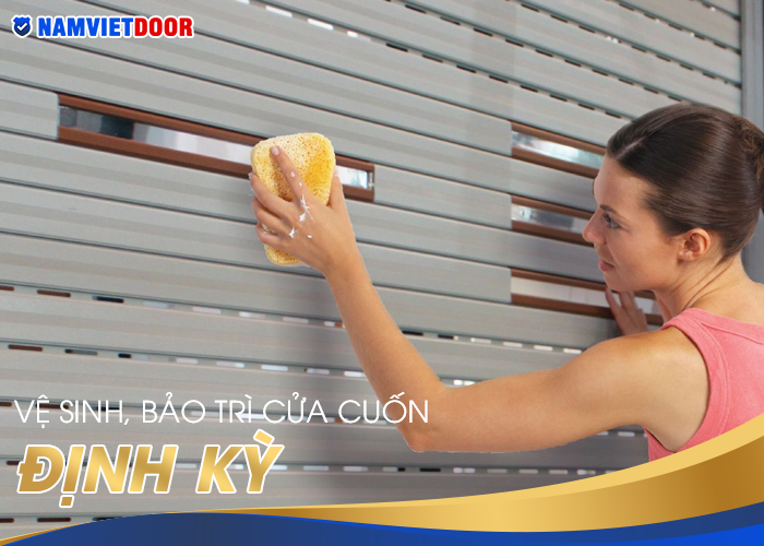 Vệ sinh, bảo trì cửa cuốn định kỳ cũng là một cách giúp tiết kiệm chi phí