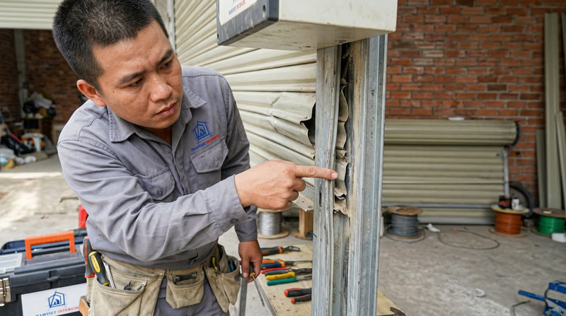 Tại sao cửa cuốn hay bị kẹt khi đóng mở?