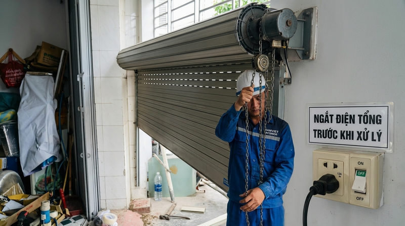 Hướng dẫn xử l&yacute; khẩn cấp khi cửa cuốn &dstrok;ột ngột bị kẹt