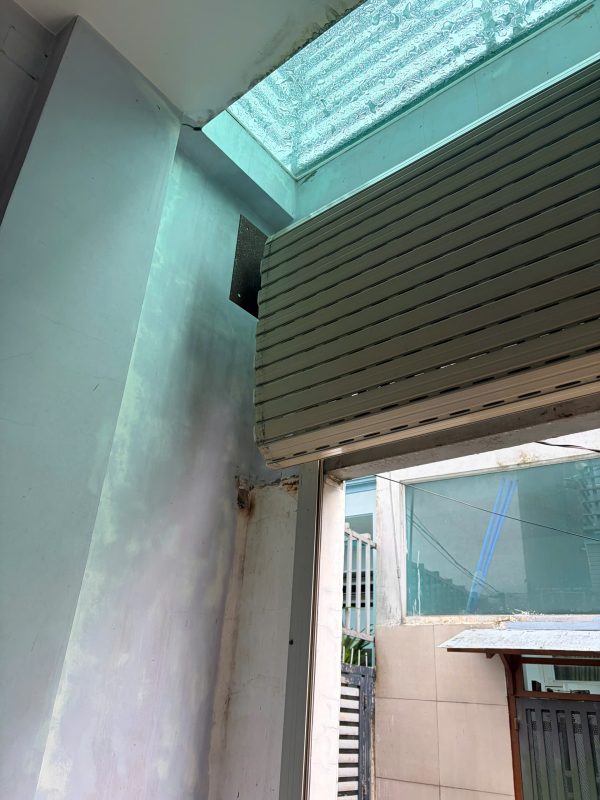 Sửa cửa cuốn: thân cửa cuốn tại lối ra vào nhìn từ phía trong