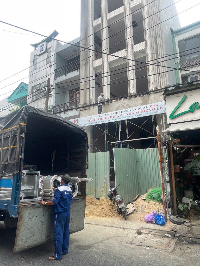 Vận chuyển vật tư cửa cuốn đến công trình