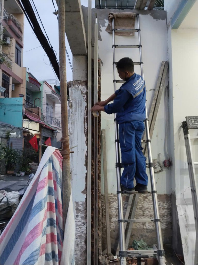 Thợ lắp ray cửa cuốn cho nhà ống
