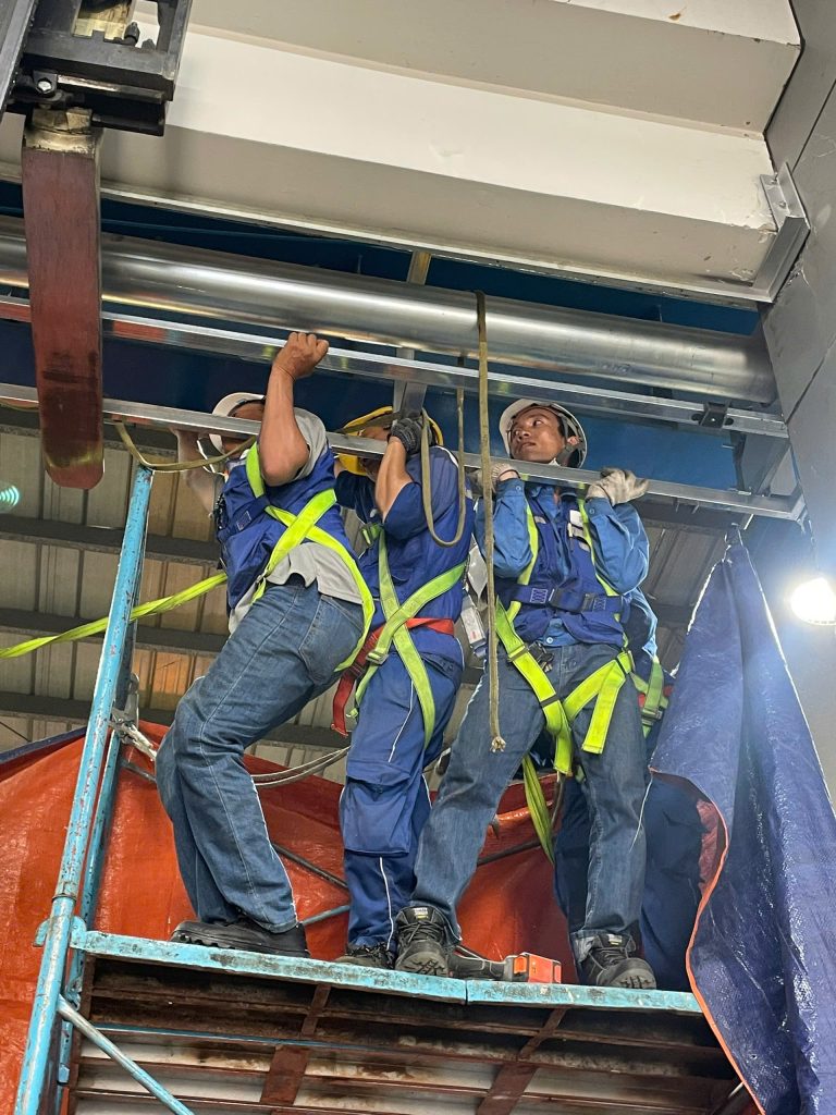 Đội thợ Namviet lắp trục cửa cuốn cho nhà xưởng tại TP.HCM