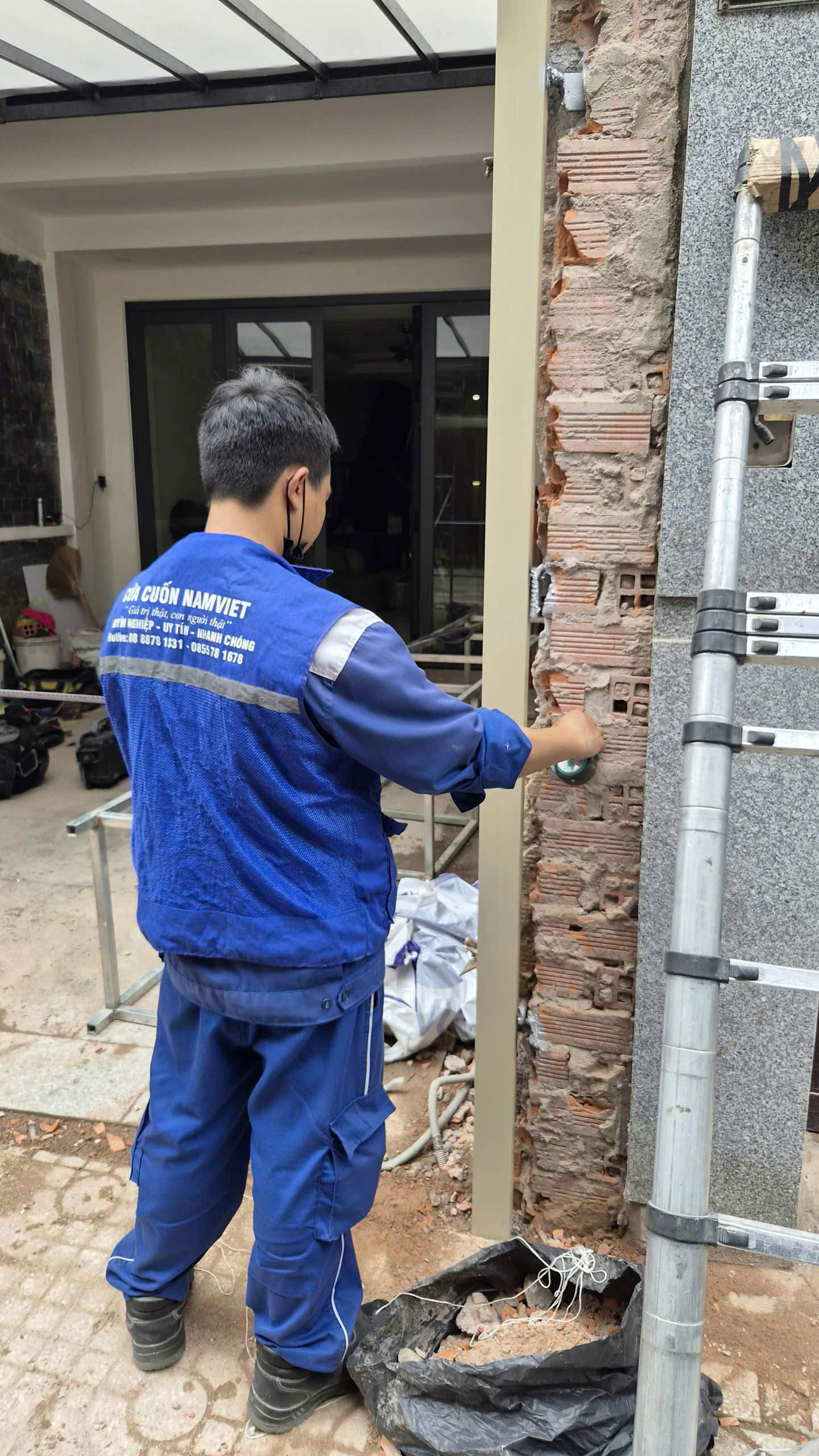 Kiểm tra ray khi cửa cuốn kéo tay bị nặng
