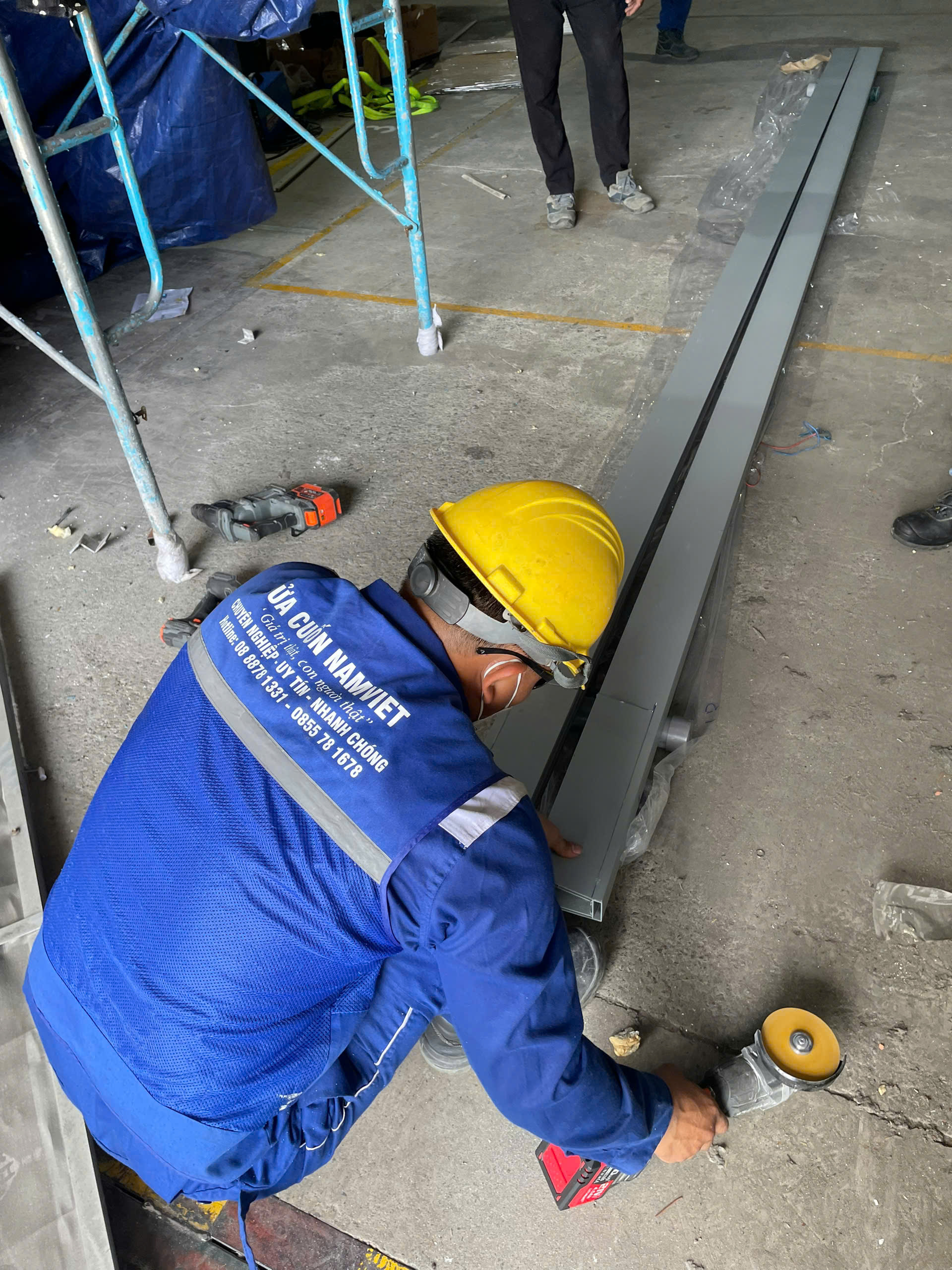 Cắt ray mới đúng kích thước khi thay ray cửa cuốn tại công trình
