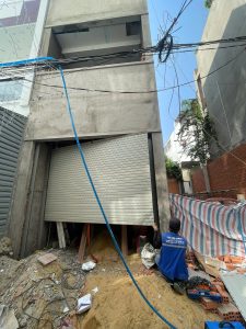 Cửa cuốn hay cửa kéo Đài Loan? So sánh 7 tiêu chí cho nhà phố