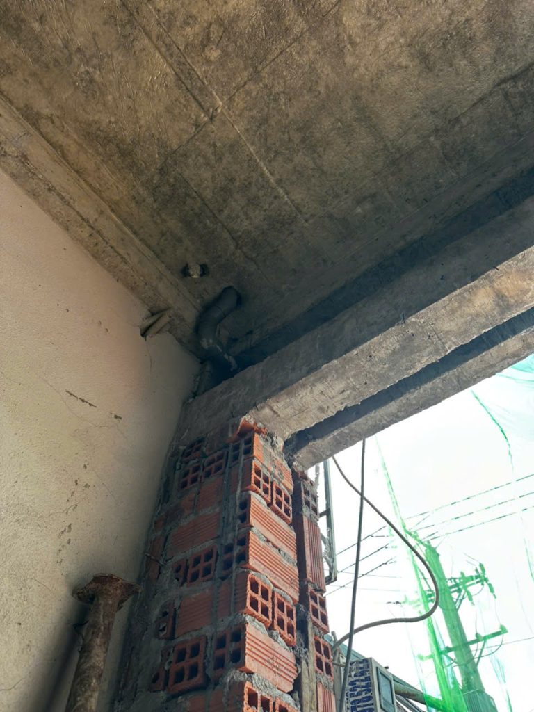 Khảo sát ô cửa trước khi lắp cửa cuốn
