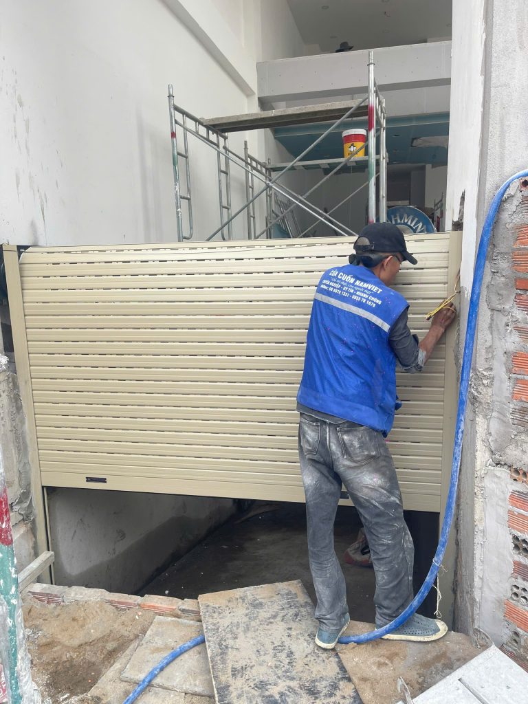 Thợ Namviet căn chỉnh nan cửa cuốn khe thoáng