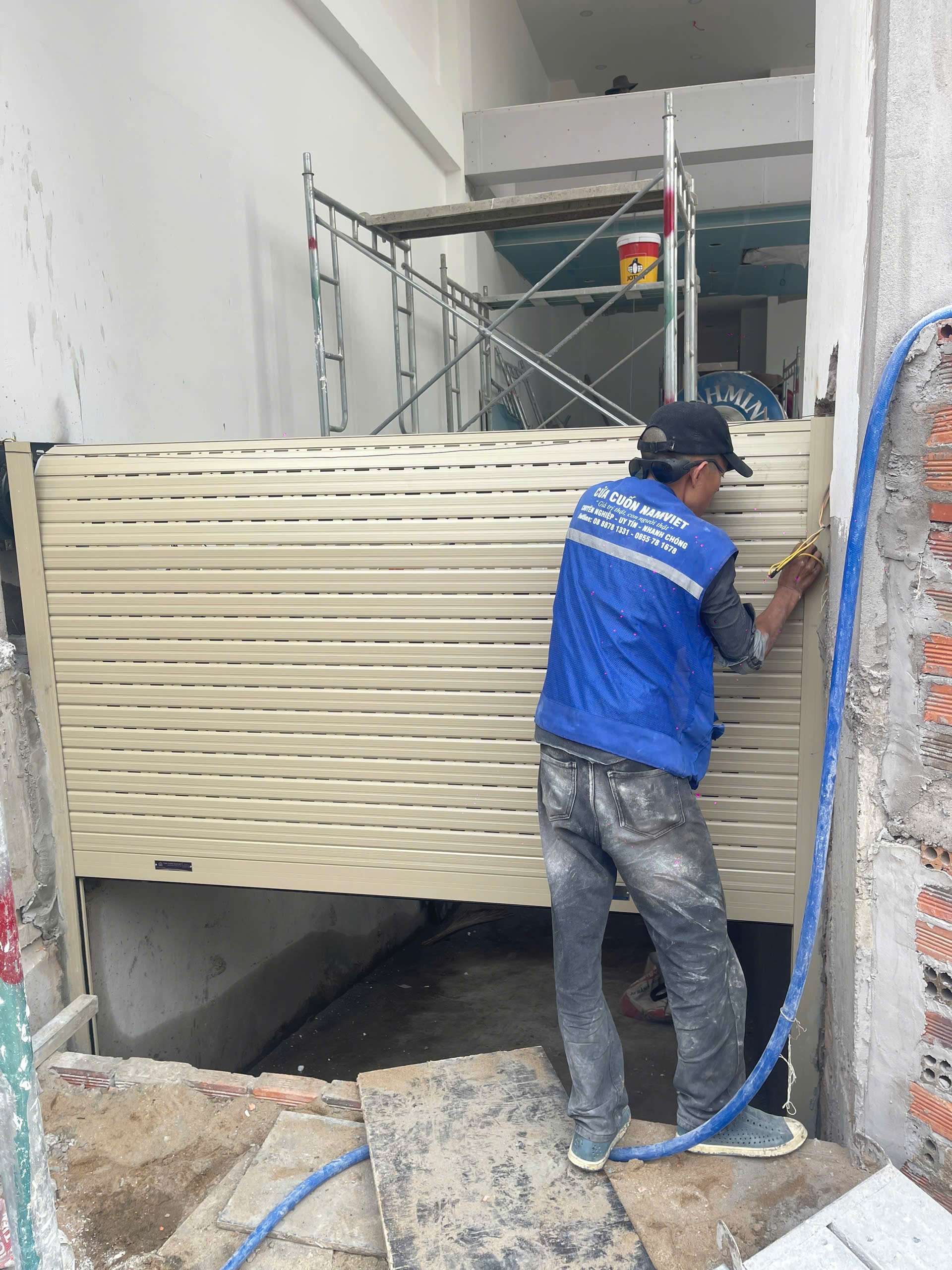 Thợ căn chỉnh nan cửa cuốn 2 lớp khe thoáng khi lắp đặt