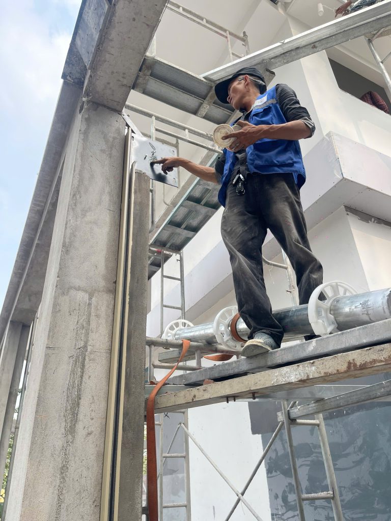 Lắp giá đỡ trục cửa cuốn trên giàn giáo
