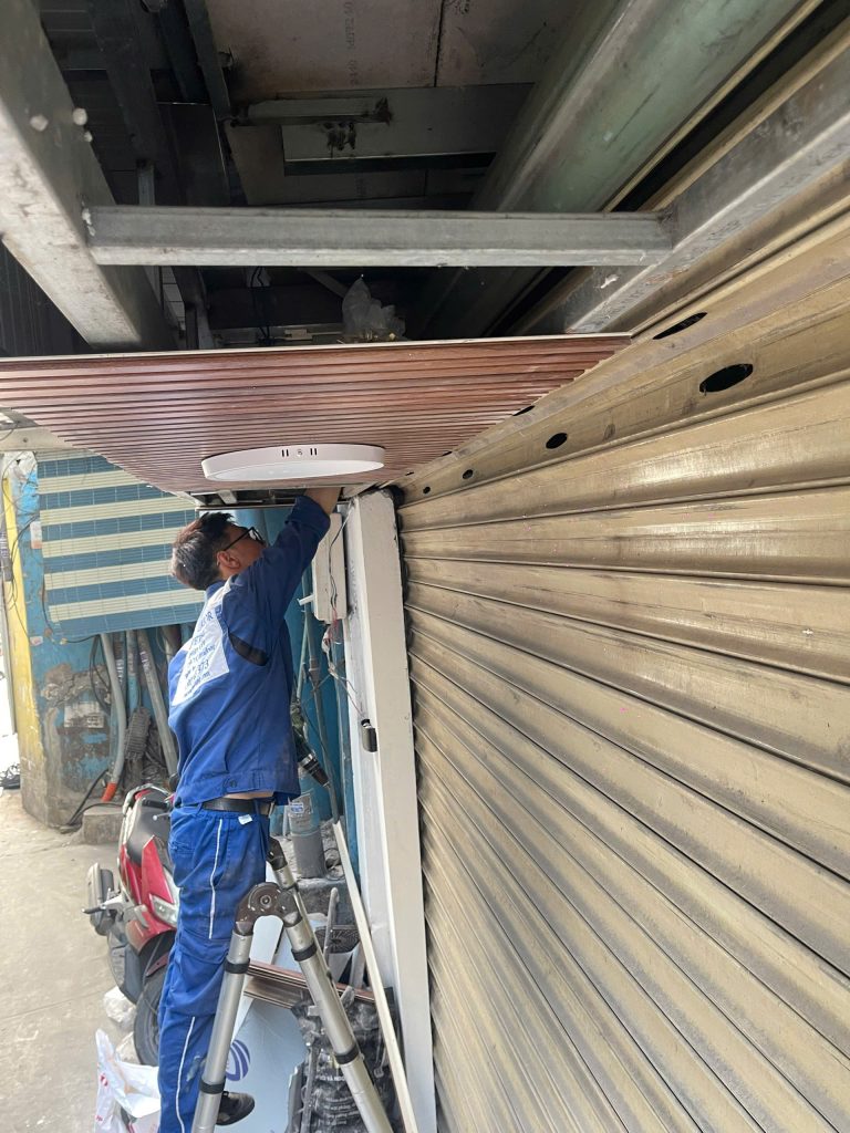 Thợ Namviet kiểm tra cụm trục cửa cuốn qua ô kỹ thuật – Cửa cuốn Namviet TP.HCM