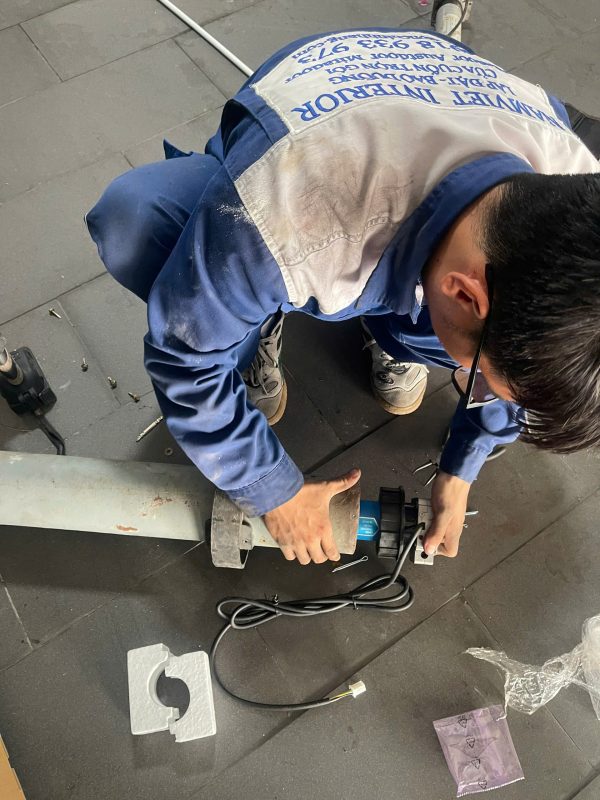 Kỹ thuật viên gia công thanh kim loại phục vụ sửa cửa cuốn