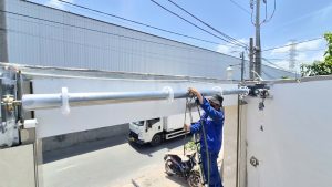 Cửa cuốn kéo tay bị nặng: 5 nguyên nhân và cách xử lý an toàn