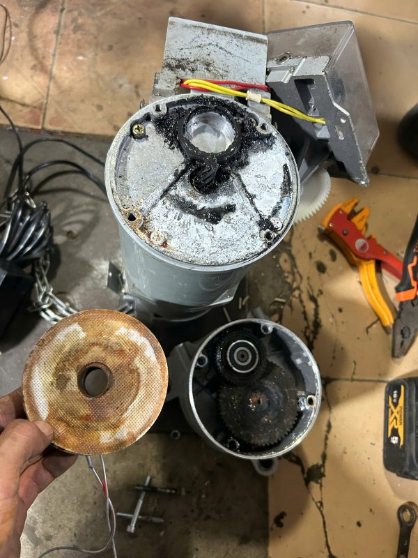 Sửa cửa cuốn: motor cửa cuốn đã tháo nắp để kiểm tra chi tiết bên trong