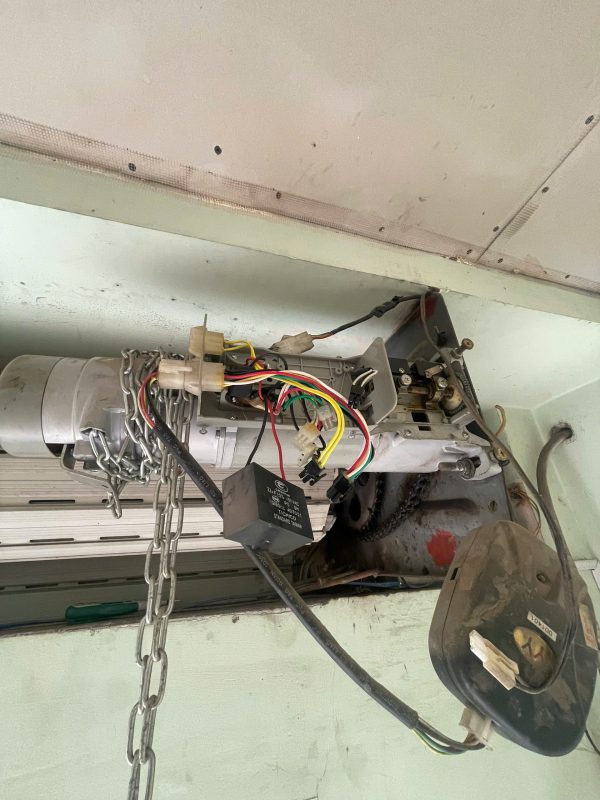 Sửa cửa cuốn: cụm motor cửa cuốn và hệ dây điện khi mở nắp