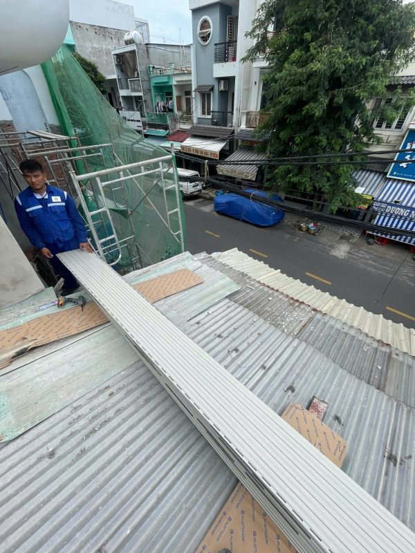 Sửa cửa cuốn: thợ chuẩn bị thanh nan cửa cuốn tại công trình